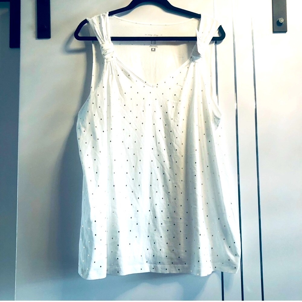 Pennington’s 2X White Sleeveless Top Knot Straps Gold Metallic Diamond  Print